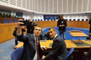 Alexei Navalny Instagram - Говорят, дети быстро растут. А уж как быстро растут младшие братья!

Вчера по дороге из школы домой я его из детского сада забирал, а мама ругала меня за то, что я криво надел ему шапку и мы по дороге домой потеряли варежку. 

А сегодня ему уже 40 и усы.

Олег все детство возмущался, что ему приходится что-то за мной донашивать. А в  2014-м его, просто потому что он мой брат, посадили и тоже постоянно держали в ШИЗО. И теперь я часто думаю, что «донашиваю» ШИЗО за ним. Так что мы в расчете.

Поздравляю, Бро.

Пусть все будет хорошо.