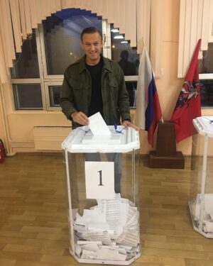 Alexei Navalny Instagram - Мне нравится идея, что голосующие против Путина придут на избирательные участки в одно время, в 12 часов дня.

В полдень против Путина.

Это может быть мощной демонстрацией настроения страны. Настоящие живые избиратели против фикции «электронного голосования». Реальные люди, стоящие в очереди, чтобы проголосовать против Путина vs фальшивые и нарисованные голоса «за».

Важнее всего, что это будет настоящая общероссийская акция протеста, которая пройдет не просто в каждом городе, а в каждом районе каждого города.

Политическое действие в реальном мире, а не в интернете.

Акция протеста совершенно легальная и безопасная. Мало того, сами власти зовут участвовать в ней и организуют там продажи пирожков.

Препятствовать этой акции совсем невозможно. Ну а что сделаешь? Закрыть в 12:00 участки? Устроить встречную акцию «в 10 утра за Путина»? Записать всех, кто пришел в полдень, и занести в список неблагонадежных? Так в 12 дня и без того высокая явка, людей много, и вычленить голосующих «против» просто невозможно.

Это будет общероссийская акция протеста против Путина, которая проходит рядом с вашим домом. Она доступна всем и везде. В ней смогут принять участие миллионы. А свидетелями ее станут десятки миллионов.

Автор этой идеи — Максим Резник @maximreznikliberal, бывший депутат заксобрания Петербурга и мой давнишний товарищ. Также сейчас эту тему активно продвигает политик Юлия Галямина @jugaliamina. Они молодцы. Мы готовы акцию активно поддержать, а пока я обратился к Максиму Резнику с просьбой организовать ей коалиционную поддержку.

Я уже говорил, что просто прийти на эти выборы и проголосовать против Путина - это никакая не борьба с ним, а самообман.

Путин, собственно, от вас именно это и хочет: приходи и голосуй, как пожелаешь (ведьма Памфилова все поправит), но больше не делай ничего. Считай, что ты таким образом «борешься».

Поэтому в этой кампании агитировать важнее, чем голосовать. Без вашей личной агитации против Путина ваше личное голосование против него имеет мало смысла. И он появляется только когда сколько-то людей вокруг вас (двое, пятеро, десять) знают, что вы против, идете голосовать против Путина и войны и всех зовете.

(Окончание в карусели)