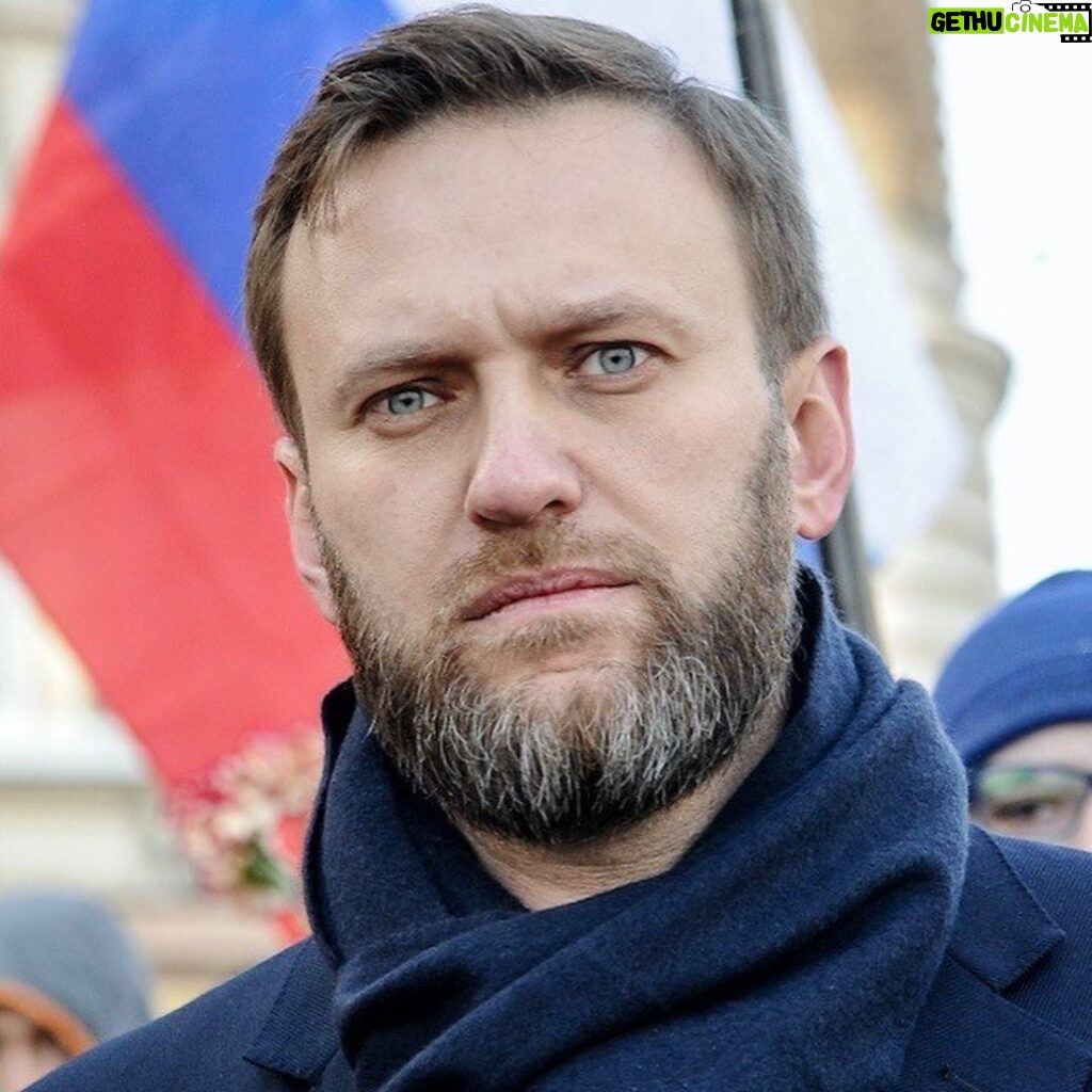 Alexey Navalny Instagram - Читаю Марченко — советского диссидента, отсидевшего половину жизни и умершего в 1986 году после голодовки. Он описывает свою отсидку в 60-х годах. На каждой странице поражаюсь даже не тому, насколько системы похожи, а тому, что это одна и та же система. Вот, например, цитирую его главу про ШИЗО: «Срок там ограничен — не более 15 суток. Но это правило начальнику легко обойти. Вечером выпустят в зону, а на другой день снова посадят, еще на 15 суток. За что? Всегда найдется за что: стоял в камере, загораживая глазок, подобрал на прогулке окурок, грубо ответил надзирателю. Да новые 15 суток просто так, ни за что дадут. […] В Караганде меня однажды продержали в карцере 48 дней, выпуская только для того, чтобы зачитать новое постановление о "водворении в штрафной изолятор". Писателю Юрию Даниэлю в Дубровлагере дали два карцерных срока подряд за то, что он "грубил часовому"». Сравните это с моими четырьмя месяцами ШИЗО — схема один в один. И так во всем. Голод, еда, сигареты, свидания, передачи и ларьки — то, вокруг чего крутится мир зэка. Единственное существенное изменение: сейчас в камерах есть вода, канализация и отменена «пониженная норма питания» — официальная пытка голодом. Ну и коррупции стало больше. Кто-то скажет: «А еще сейчас отменили наказание в виде лишения передач и свиданий». Ага, посмотрите на меня. Я семь месяцев в Мелехово, и за это время у меня был 1 (один) звонок, 1 (одна) передача и 0 (ноль) свиданий. Да, советская тюремная система прошла определенную гуманизацию после смерти Сталина, при котором были самые настоящие лагеря смерти, но после этого она осталась неизменной. Она не имеет ни малейшего отношения к перевоспитанию преступников, а нацелена только на обесчеловечивание заключенного, издевательство над ним и обслуживание незаконных указаний политического руководства страны. Кого надо — выпустим, кому надо — легко найдем причину добавить срок, кого скажете — убьем и оформим как воспаление легких. Так что тюремная система России — это тот же советский ГУЛАГ, просто в каждой зоне еще церковь поставили. Никакой реформе эта система не подлежит и в Прекрасной России Будущего должна быть полностью выстроена заново.