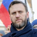 Alexey Navalny Instagram - Читаю Марченко — советского диссидента, отсидевшего половину жизни и умершего в 1986 году после голодовки. Он описывает свою отсидку в 60-х годах. На каждой странице поражаюсь даже не тому, насколько системы похожи, а тому, что это одна и та же система. Вот, например, цитирую его главу про ШИЗО: «Срок там ограничен — не более 15 суток. Но это правило начальнику легко обойти. Вечером выпустят в зону, а на другой день снова посадят, еще на 15 суток. За что? Всегда найдется за что: стоял в камере, загораживая глазок, подобрал на прогулке окурок, грубо ответил надзирателю. Да новые 15 суток просто так, ни за что дадут. […] В Караганде меня однажды продержали в карцере 48 дней, выпуская только для того, чтобы зачитать новое постановление о "водворении в штрафной изолятор". Писателю Юрию Даниэлю в Дубровлагере дали два карцерных срока подряд за то, что он "грубил часовому"». Сравните это с моими четырьмя месяцами ШИЗО — схема один в один. И так во всем. Голод, еда, сигареты, свидания, передачи и ларьки — то, вокруг чего крутится мир зэка. Единственное существенное изменение: сейчас в камерах есть вода, канализация и отменена «пониженная норма питания» — официальная пытка голодом. Ну и коррупции стало больше. Кто-то скажет: «А еще сейчас отменили наказание в виде лишения передач и свиданий». Ага, посмотрите на меня. Я семь месяцев в Мелехово, и за это время у меня был 1 (один) звонок, 1 (одна) передача и 0 (ноль) свиданий. Да, советская тюремная система прошла определенную гуманизацию после смерти Сталина, при котором были самые настоящие лагеря смерти, но после этого она осталась неизменной. Она не имеет ни малейшего отношения к перевоспитанию преступников, а нацелена только на обесчеловечивание заключенного, издевательство над ним и обслуживание незаконных указаний политического руководства страны. Кого надо — выпустим, кому надо — легко найдем причину добавить срок, кого скажете — убьем и оформим как воспаление легких. Так что тюремная система России — это тот же советский ГУЛАГ, просто в каждой зоне еще церковь поставили. Никакой реформе эта система не подлежит и в Прекрасной России Будущего должна быть полностью выстроена заново.