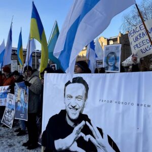 Alexei Navalny Instagram - Я уже цитировал эту великую фразу в моем последнем последнем слове, но слова Полумны Лавгуд из книги о Гарри Потере так важны для мира, где мы живем, что не грех и повторить: «Очень важно не чувствовать себя одиноким. Если бы я была на месте Волан-де-Морта, я бы очень хотела, чтобы ты чувствовал себя одиноким». 

О начавшейся кампании поддержки и акциях в городах по всему миру я узнал от адвокатов. Я расцениваю это, конечно, как кампанию за освобождение всех политзаключенных России и Беларуси, где мое имя - один из символов. Волан-де-Морты нашего мира - Путин, Лукашенко, Хаменеи и Мадуро - хотят, чтобы мы, те, кто отказывается подчиниться их власти, чувствовали себя одинокими, брошенными, несчастными и забытыми перед их машинами лжи, коррупции и расчеловечивания. 

И это действительно страшно важно - оказавшись в тюрьме, понимаешь особенно остро - не чувствовать себя одиноким. Почувствовать себя одиноким сегодня - стать сломленным завтра. 

Приветствую, благодарю и обнимаю всех, кто дает возможность мне и таким, как я, каждую секунду тюремной жизни, какой бы тяжелой она ни была, чувствовать: я не одинок.