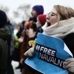 Alexey Navalny Instagram - Я уже цитировал эту великую фразу в моем последнем последнем слове, но слова Полумны Лавгуд из книги о Гарри Потере так важны для мира, где мы живем, что не грех и повторить: «Очень важно не чувствовать себя одиноким. Если бы я была на месте Волан-де-Морта, я бы очень хотела, чтобы ты чувствовал себя одиноким». О начавшейся кампании поддержки и акциях в городах по всему миру я узнал от адвокатов. Я расцениваю это, конечно, как кампанию за освобождение всех политзаключенных России и Беларуси, где мое имя - один из символов. Волан-де-Морты нашего мира - Путин, Лукашенко, Хаменеи и Мадуро - хотят, чтобы мы, те, кто отказывается подчиниться их власти, чувствовали себя одинокими, брошенными, несчастными и забытыми перед их машинами лжи, коррупции и расчеловечивания. И это действительно страшно важно - оказавшись в тюрьме, понимаешь особенно остро - не чувствовать себя одиноким. Почувствовать себя одиноким сегодня - стать сломленным завтра. Приветствую, благодарю и обнимаю всех, кто дает возможность мне и таким, как я, каждую секунду тюремной жизни, какой бы тяжелой она ни была, чувствовать: я не одинок.