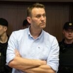 Alexey Navalny Instagram - Государственная система в четырёх предложениях.   1. Рабочая камера ШИЗО — конура, а в ней: швейная машина, раковина с холодной водой, туалет в виде дырки в полу, инструкция на стене.  2. Инструкция на стене определяет условия труда, её первое предложение: «Вы обязаны соблюдать все пункты этой инструкции», а последнее: «И по окончании рабочей смены обязаны вымыть лицо и руки тёплой водой».  3. Я пишу жалобу в суд: «Я швей, мои инструкции обязывают меня мыть руки тёплой водой после смены, но в камере только холодная (ледяная) вода, мои трудовые права нарушаются».  4. Суд: «Тёплая вода, холодная вода — какая нафиг разница, это всё мелочи; вы проиграли; оплатите колонии судебные издержки».