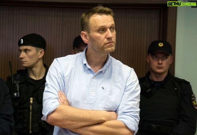 Alexey Navalny Instagram - Государственная система в четырёх предложениях.
1. Рабочая камера ШИЗО — конура, а в ней: швейная машина, раковина с холодной водой, туалет в виде дырки в полу, инструкция на стене. 2. Инструкция на стене определяет условия труда, её первое предложение: «Вы обязаны соблюдать все пункты этой инструкции», а последнее: «И по окончании рабочей смены обязаны вымыть лицо и руки тёплой водой». 3. Я пишу жалобу в суд: «Я швей, мои инструкции обязывают меня мыть руки тёплой водой после смены, но в камере только холодная (ледяная) вода, мои трудовые права нарушаются». 4. Суд: «Тёплая вода, холодная вода — какая нафиг разница, это всё мелочи; вы проиграли; оплатите колонии судебные издержки».