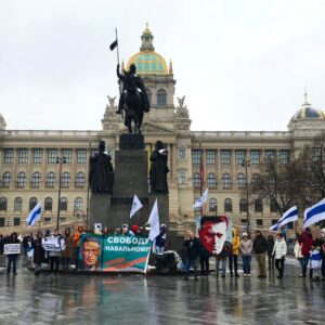 Alexei Navalny Instagram - Я уже цитировал эту великую фразу в моем последнем последнем слове, но слова Полумны Лавгуд из книги о Гарри Потере так важны для мира, где мы живем, что не грех и повторить: «Очень важно не чувствовать себя одиноким. Если бы я была на месте Волан-де-Морта, я бы очень хотела, чтобы ты чувствовал себя одиноким». 

О начавшейся кампании поддержки и акциях в городах по всему миру я узнал от адвокатов. Я расцениваю это, конечно, как кампанию за освобождение всех политзаключенных России и Беларуси, где мое имя - один из символов. Волан-де-Морты нашего мира - Путин, Лукашенко, Хаменеи и Мадуро - хотят, чтобы мы, те, кто отказывается подчиниться их власти, чувствовали себя одинокими, брошенными, несчастными и забытыми перед их машинами лжи, коррупции и расчеловечивания. 

И это действительно страшно важно - оказавшись в тюрьме, понимаешь особенно остро - не чувствовать себя одиноким. Почувствовать себя одиноким сегодня - стать сломленным завтра. 

Приветствую, благодарю и обнимаю всех, кто дает возможность мне и таким, как я, каждую секунду тюремной жизни, какой бы тяжелой она ни была, чувствовать: я не одинок.