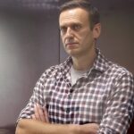 Alexey Navalny Instagram - Продолжаю собирать коллекцию аббревиатур раздела «Наказание» тюремных правил. У меня уже был СУОН (строгие условия отбывания наказания), ШИЗО (штрафной изолятор), ПКТ (помещение камерного типа). А вчера сразу после апелляции по делу меня отвели на комиссию и объявили, что в связи с моей неисправимостью я буду переведен в ЕПКТ (единое помещение камерного типа) сроком на 12 месяцев. Так что у меня новая камера и новая надпись на спине. Год ЕПКТ – это самое строгое из возможных наказаний в колониях всех видов. Чувствую себя усталой рок-звездой на грани депрессии. Достиг вершины хит-парада и больше стремиться не к чему. С другой стороны, это я не взлетел на вершину, а упал на дно. А там, как известно, всегда могут постучать снизу 😉