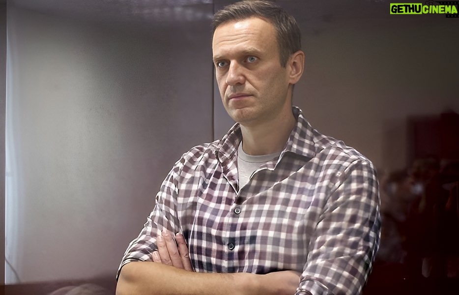 Alexey Navalny Instagram - Продолжаю собирать коллекцию аббревиатур раздела «Наказание» тюремных правил. У меня уже был СУОН (строгие условия отбывания наказания), ШИЗО (штрафной изолятор), ПКТ (помещение камерного типа). А вчера сразу после апелляции по делу меня отвели на комиссию и объявили, что в связи с моей неисправимостью я буду переведен в ЕПКТ (единое помещение камерного типа) сроком на 12 месяцев. Так что у меня новая камера и новая надпись на спине. Год ЕПКТ – это самое строгое из возможных наказаний в колониях всех видов. Чувствую себя усталой рок-звездой на грани депрессии. Достиг вершины хит-парада и больше стремиться не к чему. С другой стороны, это я не взлетел на вершину, а упал на дно. А там, как известно, всегда могут постучать снизу 😉