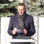 Alexey Navalny Instagram – Извините. Я все узнаю последним. Но этот тот случай, что и позже всех стоит написать.

Если бы меня самого спросим, кому дать Нобелевскую премию мира, причем спросили не сейчас даже, а в течение нескольких последних лет, то я бы сказал: “Правозащитному центру «Мемориал»”.

Это великая организация. Там работали и работают восхитительные и легендарные люди. Они и такие, как они, – надежда нашей страны.

Поздравляю и обнимаю всех в “Мемориале” @memorial.hrc, горжусь вами.

Мои поздравления Алесю Беляцкому, белорусской “Весне” @viasna96 и всему белорусскому народу, запертому своей властью в одно огромное ШИЗО. Свобода придет, и весна придет.

Поздравляю украинский “Центр гражданских свобод” @center_for_civil_liberties. Премия мира имеет особый вес и значение для номинанта из воюющей страны, где “мир” – это не банальная абстракция, а то, за что сражаются и умирают. Уверен, что эта премия мира – первая из тех, что справедливо достанется гражданам и организациям Украины. Пусть придет мир, пусть придут премии, пусть придет счастливая жизнь.