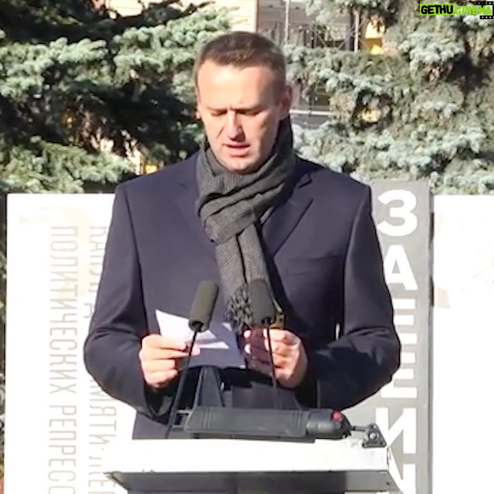Alexey Navalny Instagram - Извините. Я все узнаю последним. Но этот тот случай, что и позже всех стоит написать. Если бы меня самого спросим, кому дать Нобелевскую премию мира, причем спросили не сейчас даже, а в течение нескольких последних лет, то я бы сказал: “Правозащитному центру «Мемориал»”. Это великая организация. Там работали и работают восхитительные и легендарные люди. Они и такие, как они, - надежда нашей страны. Поздравляю и обнимаю всех в “Мемориале” @memorial.hrc, горжусь вами. Мои поздравления Алесю Беляцкому, белорусской “Весне” @viasna96 и всему белорусскому народу, запертому своей властью в одно огромное ШИЗО. Свобода придет, и весна придет. Поздравляю украинский “Центр гражданских свобод” @center_for_civil_liberties. Премия мира имеет особый вес и значение для номинанта из воюющей страны, где “мир” - это не банальная абстракция, а то, за что сражаются и умирают. Уверен, что эта премия мира - первая из тех, что справедливо достанется гражданам и организациям Украины. Пусть придет мир, пусть придут премии, пусть придет счастливая жизнь.