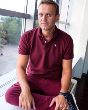 Alexei Navalny Instagram - А я снова в ШИЗО. Только что отсидел там 12 суток, снова дают 14. Причина - отказался мыть забор. Ну я понимаю, красить забор и ощутить себя Томом Сойером - это прикольно. Но мыть забор, на мой взгляд, - это полный бред.

И вот я снова сижу на табуретке на своих 6 квадратных метрах. Из вещей со мной лишь кружка - 1 шт., книжка - 1 шт. Но я уже привык. Не понимаю людей, которым для полноценной жизни нужны ещё какие-то предметы 😉