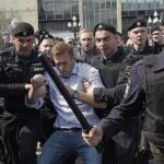 Alexey Navalny Instagram – Я как та обезьянка, которая закрывает себе рот, глаза и уши. Не вижу, не слышу, не говорю. Только в моем случае лапки не мои, а путинские. Вы помните, что мне последовательно запретили: встречаться с адвокатом конфиденциально; встречаться с адвокатом просто нормально; получать какие-либо документы; смотреть на какие-либо документы. 

Ну и вот сейчас на входе в колонию у моего адвоката забрали вообще все бумаги, которые он нес, заявив, что теперь администрация колонии будет решать, что имеет отношение к уголовному делу, а что не имеет. Соответственно, что можно мне зачитывать, а что нельзя. Вот сейчас мой адвокат сидит на встрече, имея лишь чистый лист бумаги и ручку. И у меня – через мутное стекло напротив – только чистый лист бумаги и ручка. Классная защита. Можно, например, погоду обсудить. 

В общем, когда я ушел совсем на дно, снизу постучали и сообщили: “Теперь мы вам запрещаем даже СЛУШАТЬ то, что написано в каких-либо документах”.

Мне кажется, мой следующий пост будет о том, что на свидание к адвокату меня привели связанным с заклеенным скотчем ртом. Не знаю, правда, как я его буду надиктовывать. Выучить азбуку Морзе можно, но я не представляю, как ударить головой об стену и сделать тире 😉