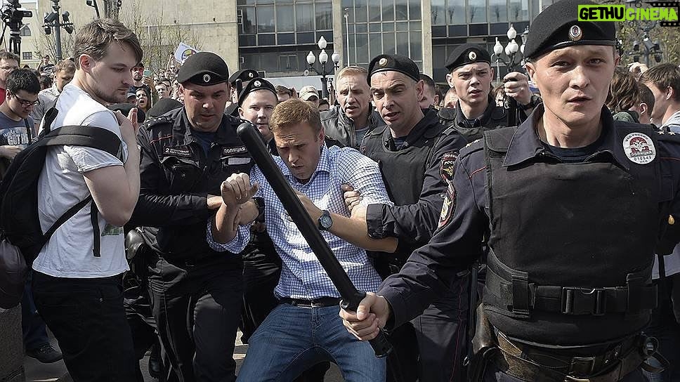 Alexey Navalny Instagram - Я как та обезьянка, которая закрывает себе рот, глаза и уши. Не вижу, не слышу, не говорю. Только в моем случае лапки не мои, а путинские. Вы помните, что мне последовательно запретили: встречаться с адвокатом конфиденциально; встречаться с адвокатом просто нормально; получать какие-либо документы; смотреть на какие-либо документы. Ну и вот сейчас на входе в колонию у моего адвоката забрали вообще все бумаги, которые он нес, заявив, что теперь администрация колонии будет решать, что имеет отношение к уголовному делу, а что не имеет. Соответственно, что можно мне зачитывать, а что нельзя. Вот сейчас мой адвокат сидит на встрече, имея лишь чистый лист бумаги и ручку. И у меня - через мутное стекло напротив - только чистый лист бумаги и ручка. Классная защита. Можно, например, погоду обсудить. В общем, когда я ушел совсем на дно, снизу постучали и сообщили: “Теперь мы вам запрещаем даже СЛУШАТЬ то, что написано в каких-либо документах”. Мне кажется, мой следующий пост будет о том, что на свидание к адвокату меня привели связанным с заклеенным скотчем ртом. Не знаю, правда, как я его буду надиктовывать. Выучить азбуку Морзе можно, но я не представляю, как ударить головой об стену и сделать тире 😉