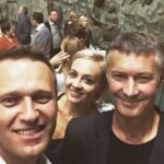Alexey Navalny Instagram - Однажды мы с Юлей и одним нашим другом шли ночью по городу. Уж не помню, где мы так задержались, но на дворе была ночь, из темных ночных подворотен периодически выходили люди и, увидев нашего товарища, говорили: «О, здрасьте». Подходили и начинали с ним разговаривать. И было понятно, что людей этих наш товарищ лично не знает, но говорит с ними со всеми об их проблемах так, как будто прервал разговор час назад. Люди эти называли нашего товарища по-разному. Кто «Евгений», кто «Евгений Вадимович», кто «дядя Женя», но заканчивали разговор всегда одинаково - говорили «спасибо большое», жали руку. Я смотрел на это все и думал: «Как же хорошо, вот такой и должна быть власть». Город, по которому мы шли, был, конечно, Екатеринбург, и наш товарищ - Евгений Ройзман @evgeniyroizman, тогда мэр этого города. Сегодня ему исполняется 60 лет. Евгений, я тебя поздравляю от всей души. Ты хороший, добрый и честный человек. Будь здоров! Жму руку.