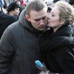 Alexey Navalny Instagram - Вывели меня сейчас из камеры на комиссию, где начальство торжественно объявило: «Установлено, что вы не прекращаете заниматься своей преступной деятельностью, совершаете преступления прямо из мест лишения свободы. А с сообщниками общаетесь через адвокатов. Поэтому адвокатскую тайну в вашем отношении мы отменяем. Все входящие и исходящие адвокатские документы отныне будут подвергаться проверке длительностью три дня». На мой удивленный вопрос: «А можно уточнить, какие страшные экстремистские преступления я совершаю?» - было сказано: «А это секретная информация, вам ее знать не положено, материалы проверки мы вам не дадим. Все, что вам положено знать: адвокатская тайна на вас больше не распространяется». Мало того, они крохотную щель для передачи документов в адвокатской комнате забили. Так что мы с адвокатами теперь общаемся через двойное пластиковое стекло, внутри которого решетка. Общение больше похоже на пантомиму, если честно. Здорово получается. Теперь, если адвокат хочет согласовать со мной проект жалобы на колонию, он должен отдать его самой колонии, та через три дня мне, а потом обратная трехдневная дорога уже с моими правками. Очень удобно. Правда, от моего права на защиту, и так призрачного, уже и формально ничего не остается. Не знаю, что так триггернуло власти: список-6000, Умное голосование или профсоюз заключенных. По мне так все три затеи классные.