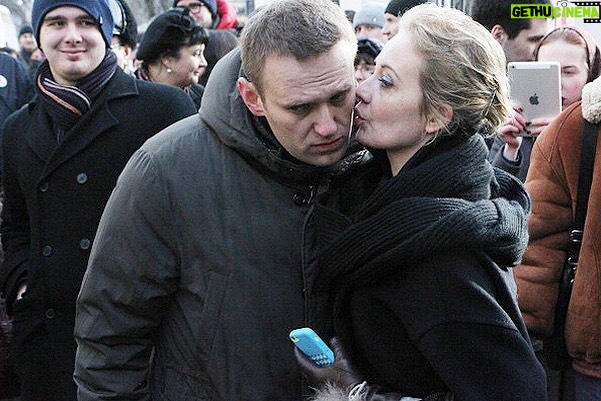 Alexey Navalny Instagram - Вывели меня сейчас из камеры на комиссию, где начальство торжественно объявило: «Установлено, что вы не прекращаете заниматься своей преступной деятельностью, совершаете преступления прямо из мест лишения свободы. А с сообщниками общаетесь через адвокатов. Поэтому адвокатскую тайну в вашем отношении мы отменяем. Все входящие и исходящие адвокатские документы отныне будут подвергаться проверке длительностью три дня». На мой удивленный вопрос: «А можно уточнить, какие страшные экстремистские преступления я совершаю?» - было сказано: «А это секретная информация, вам ее знать не положено, материалы проверки мы вам не дадим. Все, что вам положено знать: адвокатская тайна на вас больше не распространяется». Мало того, они крохотную щель для передачи документов в адвокатской комнате забили. Так что мы с адвокатами теперь общаемся через двойное пластиковое стекло, внутри которого решетка. Общение больше похоже на пантомиму, если честно. Здорово получается. Теперь, если адвокат хочет согласовать со мной проект жалобы на колонию, он должен отдать его самой колонии, та через три дня мне, а потом обратная трехдневная дорога уже с моими правками. Очень удобно. Правда, от моего права на защиту, и так призрачного, уже и формально ничего не остается. Не знаю, что так триггернуло власти: список-6000, Умное голосование или профсоюз заключенных. По мне так все три затеи классные.
