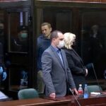 Alexey Navalny Instagram - Вы будете смеяться, но я снова в ШИЗО. В воскресенье вечером меня выпустили, а в понедельник днем снова закрыли и не скрывают, что и дальше я вылезать из этой дыры не буду. Но зато я наконец-то знаю, за что меня сажают! В связи с чем небольшое заявление. Дело в том, что я “слишком политически активен для заключенного”. Большое раздражение вызывает созданный мной профсоюз заключенных: “Не для того сажали, чтобы здесь профсоюзы делал”. Ну и настоящее бешенство у Кремля от нашей работы по продвижению “списка 6000” - олигархов, коррупционеров и разжигателей войны, в отношении которых должны быть введены санкции. Фигуранты списка очень переживают и требуют, чтоб были предприняты меры для того, чтобы ФБК (и я конкретно) “угомонились”. Посыл такой: хочешь, чтоб нам закрыли въезд в Ниццу и Лондон? Ну, сам тогда вообще будешь сидеть не просто в тюрьме, а на железной табуретке в камере 2х3 метра на голой баланде. Так вот. Я отвечаю сразу всем и публично: ничего, посижу. За правду и независимость надо платить цену, и я плачу свою. И мне еще не хуже, чем многим, у меня тут бомбы не падают. Я ненавижу эту войну, и мы с коллегами из ФБК стараемся сделать хоть что-то, чтобы приблизить ее конец. Давление на коррумпированную путинскую элиту вплоть до ее раскола - это то, что нужно сейчас. Сейчас из 200 путинских олигархов по списку Форбс под санкциями лишь 46. Пропагандисты, призывающие к убийствам, катаются на выходные в Берлин. Это положение абсолютно комфортно для путинской элиты. Зачем им что-то менять? Зачем отказывать Путину в лояльности, если они продолжают пользоваться всеми благами и привилегиями запада? Принятие списка-6000 наконец разрушит этот статус-кво, поставит перед путинской элитой (широким кругом, а не единицами) вопрос выбора и в конечном счете расколет ее. Я благодарен всем за поддержку, но лучшим жестом солидарности для меня будет ваша содействие принятию списка-6000. И последнее. ШИЗО - врать не буду - адский чулан и место неприятное во всех отношениях. Но есть в жизни вещи важнее комфорта. Сколько б мне ни пришлось тут сидеть, я не откажусь ни от того, во что верю, ни от того, что делаю со своими соратниками. Ни в большом, ни в малом.