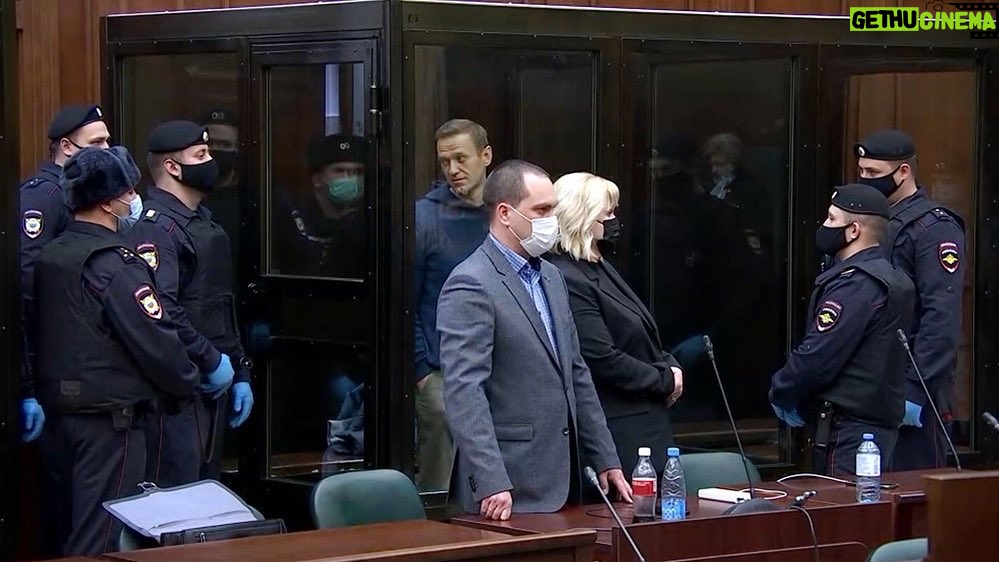 Alexey Navalny Instagram - Вы будете смеяться, но я снова в ШИЗО. В воскресенье вечером меня выпустили, а в понедельник днем снова закрыли и не скрывают, что и дальше я вылезать из этой дыры не буду. Но зато я наконец-то знаю, за что меня сажают! В связи с чем небольшое заявление. Дело в том, что я “слишком политически активен для заключенного”. Большое раздражение вызывает созданный мной профсоюз заключенных: “Не для того сажали, чтобы здесь профсоюзы делал”. Ну и настоящее бешенство у Кремля от нашей работы по продвижению “списка 6000” - олигархов, коррупционеров и разжигателей войны, в отношении которых должны быть введены санкции. Фигуранты списка очень переживают и требуют, чтоб были предприняты меры для того, чтобы ФБК (и я конкретно) “угомонились”. Посыл такой: хочешь, чтоб нам закрыли въезд в Ниццу и Лондон? Ну, сам тогда вообще будешь сидеть не просто в тюрьме, а на железной табуретке в камере 2х3 метра на голой баланде. Так вот. Я отвечаю сразу всем и публично: ничего, посижу. За правду и независимость надо платить цену, и я плачу свою. И мне еще не хуже, чем многим, у меня тут бомбы не падают. Я ненавижу эту войну, и мы с коллегами из ФБК стараемся сделать хоть что-то, чтобы приблизить ее конец. Давление на коррумпированную путинскую элиту вплоть до ее раскола - это то, что нужно сейчас. Сейчас из 200 путинских олигархов по списку Форбс под санкциями лишь 46. Пропагандисты, призывающие к убийствам, катаются на выходные в Берлин. Это положение абсолютно комфортно для путинской элиты. Зачем им что-то менять? Зачем отказывать Путину в лояльности, если они продолжают пользоваться всеми благами и привилегиями запада? Принятие списка-6000 наконец разрушит этот статус-кво, поставит перед путинской элитой (широким кругом, а не единицами) вопрос выбора и в конечном счете расколет ее. Я благодарен всем за поддержку, но лучшим жестом солидарности для меня будет ваша содействие принятию списка-6000. И последнее. ШИЗО - врать не буду - адский чулан и место неприятное во всех отношениях. Но есть в жизни вещи важнее комфорта. Сколько б мне ни пришлось тут сидеть, я не откажусь ни от того, во что верю, ни от того, что делаю со своими соратниками. Ни в большом, ни в малом.