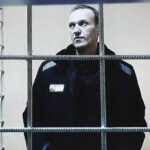 Alexey Navalny Instagram - Я снова в ШИЗО. В программировании такое называется «бесконечный цикл». - Сажают в ШИЗО на 3 суток за расстегнутую пуговицу. - В ШИЗО ведут по коридору: “Руки за спину!”. “Угу”, - убираю руки за спину. Но три-то секунды я шел обычно. Без рук за спиной. Совершил преступление! - Вызывают на комиссию: “Осужденный Навальный, вами совершено нарушение правил конвоирования в ШИЗО. На видео видно, что это три секунды, но так как вы характеризуетесь отрицательно и уже водворялись в ШИЗО, мы решили, что вас надо водворить в ШИЗО”. 5 суток. Прикольно. Так я тут поселюсь, пожалуй. Указание явно из Москвы. Даже по меркам российской тюрьмы ШИЗО за 3 секунды рук не за спиной - это слишком. Вот сижу снова в своем адском чулане с кружкой и книжкой. Скучновато, конечно. Думаю научиться медитировать, что ли. Пока не получается - оказывается, не думать ни о чем страшно сложно. Вместо того, чтобы просто следить за дыханием, думаю о том, что ведь по сути мое ШИЗО - випассана. Это такая духовная практика для богатых людей, страдающих от кризиса среднего возраста. Они платят за то, чтобы их заперли в какой-то комнате, где они будут две недели молчать, скудно питаться и не иметь связи с миром. Только медитировать и размышлять. А у меня это бесплатно. Завидуйте 😉