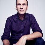 Alexey Navalny Instagram - 20 августа. Второй раз отмечаю свой второй день рождения. День, когда меня убивали, а я почему-то не убился. Просто для памяти, сухая констатация. Спустя два года: 1. Уголовного дела так и не возбудили, что б там Путин не врал. Официального расследования не было. 2. До сих пор я так и не понял, в чем заключается позиция официальных лиц России: - Навального не травили “Новичком”, он впал в кому сам по себе. или - Навального отравили “Новичком”, но не мы, а западные спецслужбы в целях провокации. Чиновники, начиная с самого высшего уровня - с Путина, строго придерживаются одновременно обеих этих версий. 3. Найдены и установлены почти все непосредственные участники группы убийц. Все они - сотрудники ФСБ. Доказано, что на их счету несколько неудачных попыток отравлений (Дмитрий Быков, Владимир Кара-Мурза) и несколько состоявшихся убийств (Никита Исаев, Тимур Куашев, Руслан Магомедрагимов). Скорее всего, это вершина айсберга. 4. Никто из группы ФСБ-шников не привлечен к ответственности. Кроме, разве что, Константина Кудрявцева - незадачливого химика, рассказавшего мне по телефону подробности покушения. Он пропал, и похоже, что его просто самого убили. 5. От того, что я выжил, Кремль поймал такую огорчуху, что посадил меня сначала на 3,5 года, а потом и на 9 лет. 6. Вся эта ситуация настолько изобличила и самого Путина, и его систему, настолько показала не только преступность, но и дисфункциональность, провальность его режима, что, очевидно, сильно повлияла на всю политическую систему России. Эта система отбросила любую маскировку и к концу января 2021 года стала репрессивна и авторитарна уже совсем без оговорок. Вот что значит неудачно намазать трусы “Новичком”.