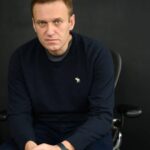 Alexey Navalny Instagram - Вообще за такое в тюрьме легко могут убить. Тупо закроют в ШИЗО и забьют до смерти. Уж больно дерзким выглядит это в глазах тюремной администрации. Но я пока отделываюсь тем, что каждый день специальная комиссия выносит мне выговор. А еще меня официально “предостерегли” от совершения готовящегося мной преступления. А я просто создал профсоюз зэков и тюремщиков. Серьезно. И у нас уже есть победы. Привет, это Навальный - лидер и учредитель профсоюза граждан, трудоустроенных на предприятиях уголовно-исполнительной системы, «Промзона». Ну а почему нет-то? Я работник колонии. Швей. И другие зэки тоже работники. И охранники тоже работники колонии. С точки зрения трудовых прав мы не различаемся. Мы можем создать профсоюз для защиты своих прав. Те, кто следил за моей деятельностью, знают, что я большой сторонник профсоюзов. Это очень важно - добиваться большей зарплаты и лучших условий труда. Мы много помогали профсоюзам, и я знаю, как сложна и часто просто опасна работа в по-настоящему независимом и боевом профсоюзе. Ну, если я призывал делать это других, то стоит сделать это и самому, пусть даже в самом опасном для этого месте, где забастовки, неповиновения и собрания прямо запрещены. За забастовку здесь по действующим правилам вас закроют в ШИЗО. И, скорее всего, станут пытать (это, правда, уже не по правилам, а по доброй традиции). Ну и вот. Я составил документы и отправил уведомление о создании профсоюза директору ФСИН и начальнику моей колонии. Первой наградой мне были дикие глаза сотрудников администрации. Они думали, что я шучу, когда я говорил о профсоюзе. И теперь называют его исключительно “незаконным”. Потом меня стали ежедневно вызывать на дисциплинарную комиссию и давать мне выговоры по всяким формальным причинам: нарушение формы одежды и т. д. Потом ко мне в барак пришла целая делегация и торжественно вручила мне “предостережение о готовящемся преступлении” (в карусели). Его я, значит, готовлю, создав профсоюз. Зэки, честно скажу, испугались профсоюза еще больше администрации. (Продолжение в карусели)