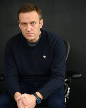 Alexei Navalny Instagram - Вообще за такое в тюрьме легко могут убить. 

Тупо закроют в ШИЗО и забьют до смерти. Уж больно дерзким выглядит это в глазах тюремной администрации.

Но я пока отделываюсь тем, что каждый день специальная комиссия выносит мне выговор. А еще меня официально “предостерегли” от совершения готовящегося мной преступления.

А я просто создал профсоюз зэков и тюремщиков. Серьезно. И у нас уже есть победы.

Привет, это Навальный - лидер и учредитель профсоюза граждан, трудоустроенных на предприятиях уголовно-исполнительной системы, «Промзона».

Ну а почему нет-то? Я работник колонии. Швей. И другие зэки тоже работники. И охранники тоже работники колонии. С точки зрения трудовых прав мы не различаемся. Мы можем создать профсоюз для защиты своих прав.

Те, кто следил за моей деятельностью, знают, что я большой сторонник профсоюзов. Это очень важно - добиваться большей зарплаты и лучших условий труда.

Мы много помогали профсоюзам, и я знаю, как сложна и часто просто опасна работа в по-настоящему независимом и боевом профсоюзе.

Ну, если я призывал делать это других, то стоит сделать это и самому, пусть даже в самом опасном для этого месте, где забастовки, неповиновения и собрания прямо запрещены.

За забастовку здесь по действующим правилам вас закроют в ШИЗО. И, скорее всего, станут пытать (это, правда, уже не по правилам, а по доброй традиции).

Ну и вот. Я составил документы и отправил уведомление о создании профсоюза директору ФСИН и начальнику моей колонии.

Первой наградой мне были дикие глаза сотрудников администрации. Они думали, что я шучу, когда я говорил о профсоюзе. И теперь называют его исключительно “незаконным”.

Потом меня стали ежедневно вызывать на дисциплинарную комиссию и давать мне выговоры по всяким формальным причинам: нарушение формы одежды и т. д.

Потом ко мне в барак пришла целая делегация и торжественно вручила мне “предостережение о готовящемся преступлении” (в карусели). Его я, значит, готовлю, создав профсоюз.

Зэки, честно скажу, испугались профсоюза еще больше администрации.

(Продолжение в карусели)