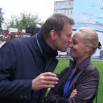 Alexey Navalny Instagram – Мне легко сидеть, потому что у меня есть ты.
Тут все иногда грустят и тоскуют. А я, только подкрадывается грусть, начинаю думать о тебе.
О том, какая ты смешная, и классная, и очень красивая. О том, что у тебя голос, как будто ты персонаж из мультика, и ты возмущаешься, что я тебя этим дразню.
Да о чем угодно о тебе. И грусть уползает, так и не добравшись.
Конечно, я терпеть не могу поздравлять тебя вот так – дистанционно. Ну что это за поздравление? Надо проснуться утром и тихонько прошмыгнуть в соседнюю комнату, там, пошуршав пакетиком, достать подарок. Или разбудить детей, дать им цветы, чтобы они, сонные, в пижамах, шлепая босыми ногами, тоже шли тебя поздравлять.
Прийти, а ты лежишь и притворяешься, что спишь, и ждешь, когда я тебя поцелую в нос и разбужу официально.
Ну ладно, пока это невозможно. Но ведь и просто думать о тебе – уже очень немало.
Спасибо за то, что ты есть.
Не болей и не грусти.
С днем рождения!
Люблю ❤️