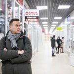Alexey Navalny Instagram – Кстати! У меня теперь есть любимый профессиональный анекдот. Давно хочу вам его рассказать, но раньше-то я был только по образованию швеей. А теперь совсем настоящий, по профессии и месту работы. У меня даже в трудовой карточке указано: “швея в ФКУ ИК-6”.

Пока был адвокатом — собирал анекдоты про адвокатов. Сейчас собираю анекдоты о швеях. Про них шутят реже, поэтому в моей коллекции пока только один анекдот, но классный. 

Шьем мы какие-то дурацкие ремешки, и, если честно, я уверен, что их просто сразу выкидывают, а все это придумано, чтобы загрузить работой странную подпольную промзону моей “тюрьмы в тюрьме”.

Но в любом случае, я швея (он же швей) и влился в ряды работяг, трудящихся в первую смену. Если у кого есть Гугл под рукой, посмотрите, пожалуйста, есть ли у швей профессиональный праздник (может, что-то вроде дня работника легкой промышленности?) — буду отмечать.

Так анекдот:

Урок шитья и рукоделия в школе.
Учительница:
— Дети, тема сегодняшнего урока — выворачивание канта наизнанку.
Руку тянет девочка-отличница:
— Марьиванна, это как же получается, нравственный закон над нами, а звездное небо внутри нас?
