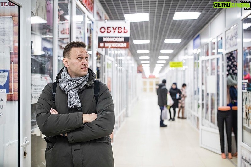 Alexey Navalny Instagram - Кстати! У меня теперь есть любимый профессиональный анекдот. Давно хочу вам его рассказать, но раньше-то я был только по образованию швеей. А теперь совсем настоящий, по профессии и месту работы. У меня даже в трудовой карточке указано: “швея в ФКУ ИК-6”. Пока был адвокатом — собирал анекдоты про адвокатов. Сейчас собираю анекдоты о швеях. Про них шутят реже, поэтому в моей коллекции пока только один анекдот, но классный. Шьем мы какие-то дурацкие ремешки, и, если честно, я уверен, что их просто сразу выкидывают, а все это придумано, чтобы загрузить работой странную подпольную промзону моей “тюрьмы в тюрьме”. Но в любом случае, я швея (он же швей) и влился в ряды работяг, трудящихся в первую смену. Если у кого есть Гугл под рукой, посмотрите, пожалуйста, есть ли у швей профессиональный праздник (может, что-то вроде дня работника легкой промышленности?) — буду отмечать. Так анекдот: Урок шитья и рукоделия в школе. Учительница: — Дети, тема сегодняшнего урока — выворачивание канта наизнанку. Руку тянет девочка-отличница: — Марьиванна, это как же получается, нравственный закон над нами, а звездное небо внутри нас?