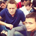 Alexey Navalny Instagram – Я беспокоюсь за Илью Яшина @ilya_yashin.
Сейчас он в камере под арестом на 15 суток. Но выглядит этот арест как классическая ситуация, когда сажают на небольшой срок, чтоб за это время сделать документы и посадить надолго.
Власти — и московские, и кремлевские, и, не сомневаюсь, сам Путин, ненавидят Яшина и мечтают от него избавиться. Для этого у них есть веская причина: Илья Яшин своим существованием и деятельностью опровергает их постоянную и однообразную ложь об оппозиции.
Мол, конструктива нет, программы нет, на выборы не идут. Только по митингам бегают. Если придут к власти — будет хуже.
А Яшин, хоть и по митингам бегает, но «Единую Россию» разгромил, сформировав большинство в московском районе (это как приличного размера город в России). Программа четкая, дела ясные. Привел оппозицию к власти и стал работать на народ, целыми днями занимался городскими проблемами, встречаясь с людьми. Служебную машину отдал под бесплатное такси для инвалидов. То есть реально «при Яшине» в районе жить стало лучше.
При этом ни в какие «малые дела» его муниципальное собрание не ушло. Они избранники народа и от его имени делали политические заявления.
Против войны, в частности (за это заявление совершенно беззаконно арестованы глава Красносельского муниципального округа Елена Котеночкина и муниципальный депутат Алексей Горинов).
Ну, то есть люди смотрели на Яшина и его коллег и говорили: «Такая власть лучше, чем единороссовская». В глазах Кремля это преступление.
Поэтому Илье Яшину лучи поддержки, пожелания скорейшей свободы. Всех призываю следить за его судьбой и поддерживать его.
А еще посмотрите его отличное интервью Юрию Дудю. Я, правда, читал, не смотрел. Но смотреть же еще лучше! (ссылка в сторис)
Там Яшин много меня хвалил, но рекомендую это интервью я не поэтому! Оно правда хорошее, а места с хвалением меня можно перематывать 😉