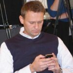 Alexey Navalny Instagram – Какие уморительно хитрые люди сидят в Кремле и в тюремной системе. Воображают, очевидно, себя королями коварства.
Не дают мне позвонить ни жене, ни матери.

У всего отряда у всех других зэков есть регулярные звонки родственникам, а мне не дают.
– Распорядок дня у нас такой, вы сами виноваты.
А глазки хитренькие, довольные. И очень многозначительно все – сразу видно: приказ Москвы.

Делают так: ставят мне положенный телефонный звонок в “распорядок” таким образом, чтобы он не мог состояться.

Например, мурыжат адвоката 5 часов у дверей колонии, потом пускают и спустя несколько минут объявляют: “У вас звонок по распорядку. Можете отказаться от встречи с адвокатом”.

Стратегия! Одновременно звонить не дают и от встреч с адвокатом принуждают отказаться.

Судя по самодовольству в реализации этого хитрого плана, придумывал его лично Путин вместе с Шойгу, главой генштаба и другими гениальными стратегами, Специальная тюремная операция.

P.S. Вот на самом деле читаешь любую книжку про советских диссидентов – все то же самое. Такого же уровня “изобретения” бесконечные, чтобы максимально осложнить жизнь и доставать по мелочам. Конечно, с поправкой на злобные, звериные времена.

Сейчас несравненно легче – поддержку с воли чувствуешь. А звонки чего, неприятно, конечно, но не сахарный – переживу и без звонков.