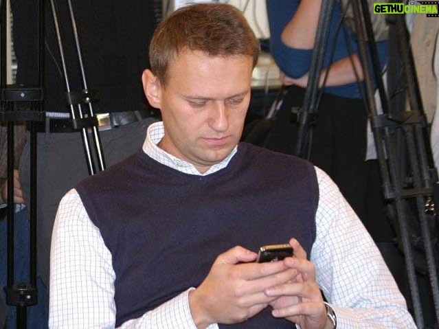 Alexey Navalny Instagram - Какие уморительно хитрые люди сидят в Кремле и в тюремной системе. Воображают, очевидно, себя королями коварства. Не дают мне позвонить ни жене, ни матери. У всего отряда у всех других зэков есть регулярные звонки родственникам, а мне не дают. - Распорядок дня у нас такой, вы сами виноваты. А глазки хитренькие, довольные. И очень многозначительно все - сразу видно: приказ Москвы. Делают так: ставят мне положенный телефонный звонок в “распорядок” таким образом, чтобы он не мог состояться. Например, мурыжат адвоката 5 часов у дверей колонии, потом пускают и спустя несколько минут объявляют: "У вас звонок по распорядку. Можете отказаться от встречи с адвокатом". Стратегия! Одновременно звонить не дают и от встреч с адвокатом принуждают отказаться. Судя по самодовольству в реализации этого хитрого плана, придумывал его лично Путин вместе с Шойгу, главой генштаба и другими гениальными стратегами, Специальная тюремная операция. P.S. Вот на самом деле читаешь любую книжку про советских диссидентов - все то же самое. Такого же уровня “изобретения” бесконечные, чтобы максимально осложнить жизнь и доставать по мелочам. Конечно, с поправкой на злобные, звериные времена. Сейчас несравненно легче - поддержку с воли чувствуешь. А звонки чего, неприятно, конечно, но не сахарный - переживу и без звонков.