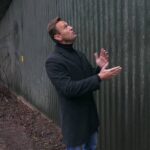 Alexey Navalny Instagram – Я живу как Путин с Медведевым.
По крайней мере, мне так кажется, когда я смотрю на забор вокруг своего барака. У всех обычные решетки, а у меня глухой 6-метровый заборище, такой я видел только в наших расследованиях про дворцы Путина и Медведева.
Путин и живет, и работает в одном месте – в Ново-Огарёво или Сочи. И у меня похоже. Прямо в бараке есть комната с тремя швейными машинками. Это специальная промзона моей тюрьмы в тюрьме. Даже странно, что мне прям у нар машинку не поставили.
У Путина министры по 6 часов в приемной ждут, и ко мне адвокатов не пускают по 5-6 часов.
У меня на бараке колонка, из которой громко играют песни вроде «Слава службе в ФСБ», ну и Путина, думаю, так же.
На этом, правда, сходство заканчивается.
Путин, как известно, спит до 10, потом плавает в бассейне и ест творожок с медом.
А у меня в это время уже обед. Потому что в 6-40 работа начинается.
6-00 подъем. 10 минут на заправку кровати, умывание, бритье и тд.
6-10 зарядка.
6-20 вывод на завтрак.
6-40 обыск и развод на работу.
На работе сидишь 7 часов за швейной машиной на табуретке высотой ниже колена.
В 10-20 15-минутный перерыв на обед.
После работы ты продолжаешь сидеть. Несколько часов на деревянной лавке под портретом Путина. Это называется «воспитательные мероприятия».
В субботу рабочий день 5 часов и снова сидишь на лавке под портретом.
В воскресенье, в теории, выходной. Но в путинской администрации, или где там составляли мой уникальный распорядок, знают толк в отдыхе. В воскресенье мы сидим в комнате на деревянной лавке 10 часов. Не знаю, кого могут «воспитать» такие мероприятия, разве только скрюченного инвалида с больной спиной. Но может, в этом и цель.
Но вы меня знаете, я оптимист и ищу светлые стороны даже в темном существовании. Развлекаюсь, как могу. Вот пока шью, выучил монолог Гамлета на английском. Правда, зэки моей смены говорят, что, когда я, закрыв глаза, бормочу что-то на английском времен Шекспира вроде «in thy orisons be all my sins remembered», выглядит, как будто я вызываю демона.
Но у меня и в мыслях такого нет: вызвать демона было бы нарушением правил внутреннего распорядка 😉