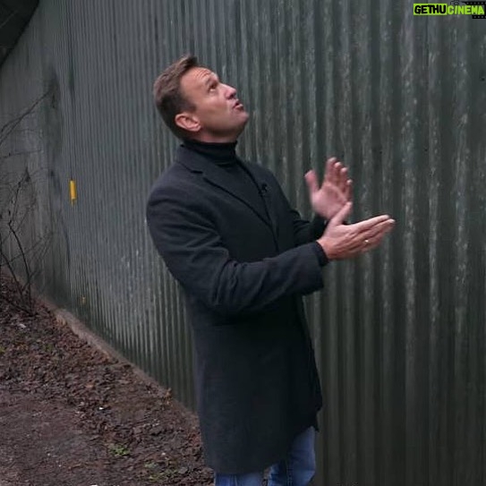Alexey Navalny Instagram - Я живу как Путин с Медведевым. По крайней мере, мне так кажется, когда я смотрю на забор вокруг своего барака. У всех обычные решетки, а у меня глухой 6-метровый заборище, такой я видел только в наших расследованиях про дворцы Путина и Медведева. Путин и живет, и работает в одном месте – в Ново-Огарёво или Сочи. И у меня похоже. Прямо в бараке есть комната с тремя швейными машинками. Это специальная промзона моей тюрьмы в тюрьме. Даже странно, что мне прям у нар машинку не поставили. У Путина министры по 6 часов в приемной ждут, и ко мне адвокатов не пускают по 5-6 часов. У меня на бараке колонка, из которой громко играют песни вроде «Слава службе в ФСБ», ну и Путина, думаю, так же. На этом, правда, сходство заканчивается. Путин, как известно, спит до 10, потом плавает в бассейне и ест творожок с медом. А у меня в это время уже обед. Потому что в 6-40 работа начинается. 6-00 подъем. 10 минут на заправку кровати, умывание, бритье и тд. 6-10 зарядка. 6-20 вывод на завтрак. 6-40 обыск и развод на работу. На работе сидишь 7 часов за швейной машиной на табуретке высотой ниже колена. В 10-20 15-минутный перерыв на обед. После работы ты продолжаешь сидеть. Несколько часов на деревянной лавке под портретом Путина. Это называется «воспитательные мероприятия». В субботу рабочий день 5 часов и снова сидишь на лавке под портретом. В воскресенье, в теории, выходной. Но в путинской администрации, или где там составляли мой уникальный распорядок, знают толк в отдыхе. В воскресенье мы сидим в комнате на деревянной лавке 10 часов. Не знаю, кого могут «воспитать» такие мероприятия, разве только скрюченного инвалида с больной спиной. Но может, в этом и цель. Но вы меня знаете, я оптимист и ищу светлые стороны даже в темном существовании. Развлекаюсь, как могу. Вот пока шью, выучил монолог Гамлета на английском. Правда, зэки моей смены говорят, что, когда я, закрыв глаза, бормочу что-то на английском времен Шекспира вроде «in thy orisons be all my sins remembered», выглядит, как будто я вызываю демона. Но у меня и в мыслях такого нет: вызвать демона было бы нарушением правил внутреннего распорядка 😉