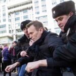 Alexey Navalny Instagram – С кем я сижу? Много спрашивают об этом.

У меня небольшая, изолированная группа (тут это называется “отряд”) зэков на полностью изолированном от остальной зоны участке. Тюрьма в тюрьме с совершенно безумным и маловыносимым режимом. Я еще напишу об этом подробнее.

А зэки хорошие. Спокойные такие, доброжелательные. Я как пришел, сразу подумал: убийцы. Так и оказалось.

Почти все убийцы. Сроки огромные. Мои 9 лет здесь самый маленький срок, и я как дошкольник. Тут 13-15 лет средний. Есть 19 и 20. Это двойные убийцы.

С людьми, у которых долгие сроки, проще сидеть. Суеты всякой меньше, мелких конфликтов. Хотя, конечно, они очень-очень зависимы от администрации. Если срок “пятнашка”, то УДО, которое скинет 5 лет, — жизненный приоритет.

Ну и конечно – это чисто для меня бонус, я люблю такое, – о каждом можно книгу писать. У каждого драма, трагедия с жертвой, трагедия личная. Судьбы разбитые из-за страстей или того, что просто оказался не в том месте не в то время.

Интересно все это. И страшно тоже.

Вы лучше не убивайте никого, пожалуйста. И сидеть потом долго, и вообще ни к чему это. Кстати, вот вам лайфхак: когда выпиваете — держитесь подальше от ножей 😉