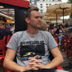 Alexey Navalny Instagram – Нет, не быть мне арестантом, вставшим на путь исправления 😔

Только неделю я на своей уютненькой зоне строгого режима, а мне уже влепили “выговор правами начальника учреждения”.

Объясняю: рапорты, выговоры и поощрения — это важнейшая часть жизни “красных” зон. Этим (понятно, что еще избиениями и пытками) здесь все управляется. Любит тебя администрация — у тебя постоянно поощрения, а значит, передачи и свидания. Не любит — для тебя придумываются нарушения, по ним пишут рапорты и делаются выговоры. Два выговора — могут отправить в ШИЗО. А там запросто и умрешь от “воспаления легких” или сломаешь шею, упав с нар (потом кто-то за это получит поощрение в виде свидания с мамой!)

Выговоры висят на тебе и “сгорают” только через год после последнего.

У меня последний выговор с формулировкой “сломал потолок” (не спрашивайте) был в прошлом августе. Соответственно, в этом августе все мои 30 выговоров должны были “сгореть”.

Но нет! Моя первая зона, оказывается, составила рапорт, что буквально в последние два часа, пока я был у них, я “нарушил форму одежды”. В 6-30 утра шел в умывальник в футболке, а не в тюремной робе.

Чтоб вы понимали: в 6-30 утра все зэки моются-бреются и все идут в умывальник в футболках. Но я-то шел опасно! Я-то шел как экстремист, и моя футболка угрожала действующей власти. Поэтому моя новая зона, рассмотрев письмо старой зоны, вызвала меня на комиссию, осудила за такой беспредел и вынесла новый выговор. Так что и мои 30 прежних выговоров со мной теперь еще на год. Очень удобно — в любой момент меня можно признать злостным нарушителем, кинуть в ШИЗО и т.д.

Мораль: хотите жить опасной жизнью? Просто иногда ходите в футболках 😉