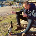 Alexey Navalny Instagram – Космическое путешествие продолжается – я пересел с корабля на корабль.

Ну то есть всем привет с зоны строгого режима.

Вчера меня этапировали в ИК-6 “Мелехово”.

Я на карантине, поэтому рассказать особо нечего. Ну вот только два свежих впечатления. О культурной жизни и беспределе.

О культурной жизни: чуть не двинулся, пока таскал в автозак/из автозака книги, хранящиеся у меня на складе вещей. А тюремщики чуть не двинулись, пока переписывали их. И это при том, что, опасаясь такой ситуации, я месяц назад с трудом уговорил администрацию принять у меня 50 книг в тюремную библиотеку. Честно скажу, вчера впервые в жизни тащил эти мешки и думал, что костер из книг это не обязательно что-то плохое.

О беспределе: в карантине висит объявление со списком профессий, которые здесь можно получить, и сроке обучения. Так вот, стать, как я, швеей – этой элитой рабочего класса, моментально отличающей бельевой шов от запошивочного, можно за 3 месяца. И представьте себе, избравшие профессию “обвальщик тушек птицы” тоже учатся 3 месяца! То есть в этом смысле приравнены к нам, швеям. Ну чему, чему там надо учиться 3 месяца?! Они эти тушки в стразах, что ли, обваливают?

Очень возмущен.

Ну а в остальном пока все ок.

Всем привет, всех обнимаю, ешьте птицу без панировки 😉