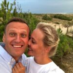 Alexey Navalny Instagram – Сегодня мне 46 лет.

И у меня все отлично.

Ну то есть какие-то вещи можно было бы и подправить – это да. Но ведь и у каждого так.

А главным я очень доволен.

У меня есть любимая семья.

У меня есть классные коллеги, продолжающие наше общее (экстремистское, ха-ха) дело.

Есть вы – миллионы честных людей, добивающиеся свободы нашей стране и желающие нашему народу счастья и мира. Я один из тех, кто получает от вас поддержку и чувствует ее каждую секунду.

У меня, наконец, есть огромная и редкая для нынешней России привилегия: я говорю то, что считаю правильным, и поступаю так, как считаю нужным. Злобные кремлевские жулики не имеют надо мной власти, хоть и заперли в какой-то дыре.

Разве мало этого? По мне, так список внушителен!

Поэтому я совсем не унываю и съем праздничную банку зеленого горошка со спокойной душой.

Спасибо всем хорошим людям, кто встретился мне на этом пути.

Всех люблю ❤️