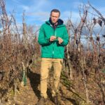 Alexey Navalny Instagram – Ну не знаю. А может, Путин не ненавидит меня, а тайно обожает? Поэтому хочет, чтоб я был – прямо как он сам – спрятан в подземном бункере, под охраной надёжных людей.

Как иначе объяснить, что еще и 8 дней не прошло, как в силу вступил приговор, по котором мне дали 9 лет строгого режима, и сегодня вот уже снова следователь прискакал и официально предъявил обвинение по новому делу.

Я, оказывается, создал экстремистскую группу, чтобы разжигать ненависть к чиновникам и олигархам. А когда меня посадили, осмелился быть этим недовольным (действительно, что это я) и звал на митинги.

За это мне полагается накинуть еще до 15 лет.

Видите, еще 15 лет надежного стабильного бункера, где я буду укрыт от неожиданностей и невзгод этой вашей «свободы». Где такой бардак, что по улицам даже ходят обычные люди – не сотрудники ФСО и ФСИН.

Тут мои родители на свидание приезжали, а они в военном городке живут. Ну и мы, конечно, шутили, что когда Путин все же утроит атомную войну, им достанется одна из первых ракет. А мне тут раздолье – ну кто будет бомбить зону на болоте?

Так что когда у вас там бетон будет плавиться, я буду просто смотреть из локалки на особенно красивый закат. Спасибо Путину 😉