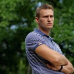 Alexey Navalny Instagram – А иногда мне ясно, что мое заключение – это никакое не космическое путешествие. И попал я не в космос, а в точку пространственной аномалии. Здесь ты приезжаешь в город Покров, Владимирской области, но оказываешься то ли в Амазонке, то ли в Восточной Сибири.

Комары.

Вы поймите меня правильно. Я вырос в закрытых военных городках. А такие всегда в лесу. Я очень-очень хорошо знаком с комарами. 

Но такого не видел.

Первый раз я удивился в прошлом году, когда в марте смотрел в окно барака на сугробы на улице и обратил внимание, что СНАРУЖИ на стекле сидят комары. И еще здоровые такие.

— Примерзли, наверное, — подумал я.

И, явно улавливая мои мысли, один из комаров пошевелил лапками и, мне показалось, сказал, ухмыльнувшись: «Погоди, ты у нас еще сам примерзнешь».

Ага, не примерзли. Злобные, адские, ненасытные и бесстрашные комары появляются здесь в конце марта. 

А исчезают они в конце ноября. Реально. Стоишь поздней осенью на проверке: нос и уши замерзли. Изо рта идет пар. И смотришь на затылок впереди стоящего зэка, на котором сидят штук 10 комаров.

А спать с этими комарами – просто сказка. К пяти утра ты в озверелом состоянии. 

Кстати, стратегия «раскроюсь и пусть пьют кровь, сколько захотят, а когда они напьются, я посплю» – не работает. Проверено.

Хорошо хоть вот эти тлеющие спиральки от комаров немного помогают.

Говорят, если смотреть на мою колонию сверху, то видно, что вокруг нее огромное болото. И этим объясняются комары.

Но я исключаю, что в средней полосе России могут водиться такие твари. Это точно аномалия с телепортом в Амазонку или Восточную Сибирь. Не сомневаюсь, что в болоте водятся пираньи и нефтяники.