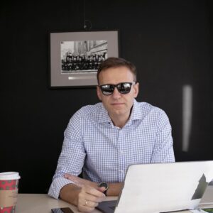 Alexei Navalny Instagram - Мой приговор еще не вступил в силу, но зэки из колонии строгого режима «Мелехово» пишут, что там оборудуют «тюрьму в тюрьме» для меня. Говорят, если гуглить «Мелехово», будут рассказы зэков о том, как там выдирают ногти. Ну что ж, зато у меня будет повод использовать модный эмоджи 💅