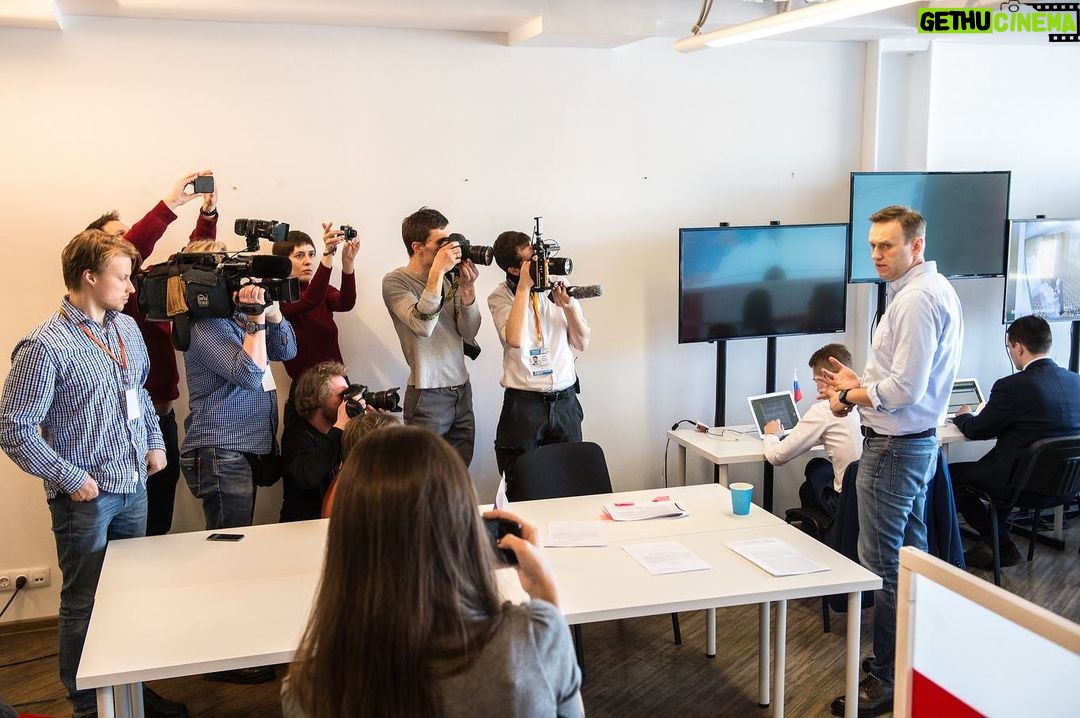 Alexey Navalny Instagram - Путин - царь лжи. Он и в обычное время чемпион в этом виде спорта, а сейчас она ему нужна для того, чтобы вести войну и убивать. Пост о том, как мы противостоим путинской лжи и нуждаемся в вашей помощи. За неделю до войны мне написала шеф нашего отдела расследований Мария Певчих @maria_pevchikh: “Происходит ад. И мы с тобой ошиблись - война точно будет. И всех журналистов посадят, раздавят и выгонят. Не будет ни одного слова правды. Поэтому я не знаю как, не знаю с кем, не знаю на какие деньги, но мы должны запустить новое большое ежедневное СМИ. Ведь в России, кроме нас, очень мало тех, кто не боится говорить правду. А нам уже все равно, мы и так “экстремисты” на нелегальном положении”. Как человек, получающий новости только из телевизора и понимающий, что ложь - абсолютно необходимое Путину условие для начала войны, я сразу согласился. Война может продолжаться до того момента, пока у нее есть какая-то поддержка внутри страны. Для этого нужны ложь и пропаганда. Ну а нам для борьбы с войной нужна правда и механизмы ее донесения. Однако решить это проще, чем сделать. Регулярное СМИ - это особый жанр. Особые технологии, особые люди. Страшно такое даже начинать. Но слово “война” все меняет. ФБК бросился в новый проект, начав делать его сразу и буквально “на коленке”. У нас даже не было времени объявить фандрайзинговую кампанию. Сам не понимаю, как мы это сделали и на какие деньги. Но сделали. Сегодня “Популярная политика” - одно из самых крупных свободных СМИ России с ежемесячной аудиторией более 12 млн человек и ежедневными новостями, которые смотрят до 1,5 млн (статистика в карусели). Теперь мы уверены, знаем, что делать дальше, и просим вашей поддержки. Давайте делать вместе. Мы расширим охват гораздо сильнее и создадим настоящую новостную службу. Замечательный Эдвард Нортон @edwardnortonofficial помог нам распланировать и запустить фандрайзинговую кампанию на GoFundMe. И даже перевел нам свои личные $25000. Помогите нам рассказывать правду о войне и всем остальным гражданам России. Помогите крушить ложь Путина. Помогите уничтожить идейную базу этой лживой, агрессивной, бессмысленной и злобной войны. Поддержите слово правды. Ссылка в шапке профиля.