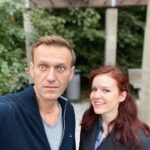 Alexey Navalny Instagram – Пост для таких, как я сам. Тех, для кого один из главных вопросов по жизни: чего бы такого хорошего почитать?
Во-первых, у меня для вас есть отличная книга – это новая книга Киры Ярмыш @kira_yarmysh “Харассмент”.
Я был первым ее читателем. Кира присылала мне ее сюда в тюрьму по почте частями. Это, правда, просто отличная, захватывающая книга, и я постоянно писал Кире: ну давай уже следующую часть, хочу знать, что дальше.
А во-вторых, у меня для вас есть писательница. Ну, то есть Киру я такой признал сразу, когда она мне дала первую главу первой книги. Но сейчас уже точно.
Страшно рад этому, потому что именно я уговорил Киру писать. Нельзя “случайно” написать две отличные книги подряд. Нельзя “случайно” издаться в 10 странах на 10 языках. Так что официально: Кира Ярмыш – замечательная русская писательница 20-х годов ХХI века.
“Харассмент” еще и ждет классная экранизация, не сомневаюсь.
Поздравляю и саму Киру, и – еще больше – всех нас. Тех, кто ищет, “что бы почитать”.
Ссылка на книгу в сторис.