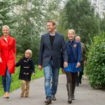 Alexey Navalny Instagram - Всех поздравляю с самым лучшим праздником! Жизнь, любовь и мир нужны нам, как никогда. Пусть скорее пройдет без следа власть тьмы. Христос воскрес!