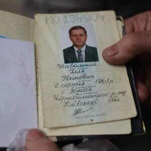 Alexei Navalny Instagram - Рядом с мертвым телом на земле лежит паспорт на фамилию “Навальный”. Это один из убитых в украинском селе Буча. Навальный Илья Иванович.

Все обстоятельства указывают на то, что убили его из-за фамилии. Потому и паспорт бросили рядом демонстративно. Совершенно невиновного человека путинские палачи (ну а как еще назвать их? не “российские солдаты” же) убили за то, что мы с ним однофамильцы. Видимо, надеялись, что родственник.

Я не знаю, родственник ли он мне. Он родом из того же села, что и мой отец. Так что, может быть, и родственник, но вообще в том селе много Навальных. 

Помню, в детстве был поражен, посмотрев на памятник погибшим в Великой Отечественной. Привык, что фамилия моя редкая, а там несколько Навальных подряд.

Ну вот теперь будет на Украине еще один памятник погибшим на войне, где среди прочих будет и Навальный Илья Иванович 1961 г.р.

И эту войну тоже развязал бесноватый маньяк, одержимый какими-то бреднями о геополитике, истории и устройстве мира. Этот маньяк не остановится сам. Он, как на наркотик, подсел на смерть, войну и ложь - они нужны ему для сохранения власти.

Долг каждого сделать хоть какой-то, хоть самый небольшой вклад в то, чтобы остановить эту войну и отстранить Путина от власти. Протестуйте, где можете и как можете. Агитируйте, как можете и кого можете. Бездействие хуже всего. И сейчас его последствие - смерть.