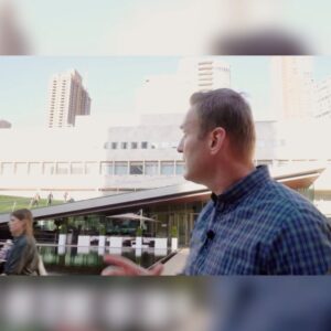 Alexei Navalny Instagram - Все больше подтверждений тому, что я действительно на космическом корабле, который действительно угодил во временную петлю.

Ну и я, не растерявшись, мотнул из 2022-го в 2019-й, чтобы поучаствовать в съемках расследования, актуального сегодня, как никогда.

Ссылка в профиле и сторис. Обязательно посмотрите и перешлите друзьям: им очень будет полезно посмотреть на истинное лицо путинской элиты, «противостоящей коллективному западу» и поддерживающей войну «против расширения НАТО».

Лживые негодяи. О них должен знать каждый.