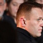 Alexey Navalny Instagram - Как это видит зритель российского ТВ. А я именно такой. О чудовищных событиях в Буче я узнал вчера утром из новости о том, что Россия созывает Совбез ООН в связи с резней, которую украинские нацисты устроили в Буче. Вечером телеведущий 1 канала все объяснил: “Провокация в Буче готовилась НАТО давно и на высшем уровне. Подтверждается это и тем, что незадолго президент Байден назвал Путина “мясником”. Послушайте, как созвучны английское butcher и “Буча”. Так западную аудиторию на подсознательном уровне готовили к этой провокации”. Говорю вам, вы не представляете чудовищность лжи на федеральных каналах. И, к сожалению, ее убедительности для тех, кто не имеет доступа к альтернативной информации. Я все это к тому, что путинская пропаганда давно перестала быть инструментом. Они - настоящие разжигатели войны и стали самостоятельной партией. Они требуют войны до победного конца. Их и ядерная война на страшит. Они в прямом эфире размазывают и уничтожают своих же путинцев, если те только намекают на то, что мирные переговоры - это хорошо. Политика - пропагандистский змей, кусающий себя за хвост. Пропагандисты создают такое общественное мнение, которое уже не просто позволяет Путину совершать военные преступления, а требует их от него. К разжигателям войны надо относиться как к военным преступникам. Все это “Радио тысячи холмов” надо сейчас отправить под санкции и когда-нибудь судить. Ну и хочу напомнить, что Национальная Медиа Группа, владеющая львиной долей этого аппарата лжи, без сомнения, принадлежит Путину лично, в частности поэтому даже формально возглавляется любовницей Путина Алиной Кабаевой (см. наше расследование “Дворец для Путина”). Необходимо принять самые решительные меры к тому, чтобы затруднить работу этих наследников Геббельса. От полного запрета на поставку и обслуживания оборудования до поиска их активов на западе и визовых “черных списков”. Чудовищные зверства в Буче, Ирпене и других городах Украины совершали не только те, кто вязал мирным людям руки за спиной, не только те, кто стрелял им в затылок, но и те, кто стоял рядом и шептал: “Стреляй же, стреляй, мы так классно обыграем это в вечернем телешоу”.