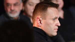Alexei Navalny Instagram - Как это видит зритель российского ТВ. А я именно такой.

О чудовищных событиях в Буче я узнал вчера утром из новости о том, что Россия созывает Совбез ООН в связи с резней, которую украинские нацисты устроили в Буче.

Вечером телеведущий 1 канала все объяснил:

“Провокация в Буче готовилась НАТО давно и на высшем уровне. Подтверждается это и тем, что незадолго президент Байден назвал Путина “мясником”. Послушайте, как созвучны английское butcher и “Буча”. Так западную аудиторию на подсознательном уровне готовили к этой провокации”.

Говорю вам, вы не представляете чудовищность лжи на федеральных каналах. И, к сожалению, ее убедительности для тех, кто не имеет доступа к альтернативной информации.

Я все это к тому, что путинская пропаганда давно перестала быть инструментом. Они - настоящие разжигатели войны и стали самостоятельной партией. 

Они требуют войны до победного конца. Их и ядерная война на страшит. Они в прямом эфире размазывают и уничтожают своих же путинцев, если те только намекают на то, что мирные переговоры - это хорошо.

Политика - пропагандистский змей, кусающий себя за хвост. Пропагандисты создают такое общественное мнение, которое уже не просто позволяет Путину совершать военные преступления, а требует их от него.

К разжигателям войны надо относиться как к военным преступникам. Все это “Радио тысячи холмов” надо сейчас отправить под санкции и когда-нибудь судить.

Ну и хочу напомнить, что Национальная Медиа Группа, владеющая львиной долей этого аппарата лжи, без сомнения, принадлежит Путину лично, в частности поэтому даже формально возглавляется любовницей Путина Алиной Кабаевой (см. наше расследование “Дворец для Путина”).

Необходимо принять самые решительные меры к тому, чтобы затруднить работу этих наследников Геббельса. От полного запрета на поставку и обслуживания оборудования до поиска их активов на западе и визовых “черных списков”.

Чудовищные зверства в Буче, Ирпене и других городах Украины совершали не только те, кто вязал мирным людям руки за спиной, не только те, кто стрелял им в затылок, но и те, кто стоял рядом и шептал: “Стреляй же, стреляй, мы так классно обыграем это в вечернем телешоу”.