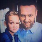 Alexey Navalny Instagram - Самые отстойные дни в тюрьме - это дни рождения близких родственников, особенно детей. Ну что это за дурацкое поздравление сыну на 14 лет - написать ему письмо. Что за воспоминания у него будут от общения с отцом? - Меня мой папа на др повел в поход. - А мой папа на др научил меня ездить на машине. - А мой папа прислал мне на др письмо из тюрьмы на тетрадном листке. Обещал, что, когда выйдет, то научит меня кипятить воду в полиэтиленовом пакете. Ну ладно, родителей не выбирают, кому-то и зэки попадаются. Но зато именно в дни рождений детей я особенно ясно понимаю, за что сижу. Мы должны построить Прекрасную Россию Будущего, которая достанется им. Захар, с днем рождения! Страшно скучаю и очень люблю! ❤️🎉🎉🎉🤝