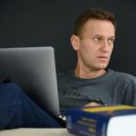 Alexey Navalny Instagram - Я не знаю, может, я уже один здесь? Я ведь слоупок и о блокировке инстаграма узнал только вчера из выступления торжествующего свинообразного “эксперта” на гостелевидении. Пишу сейчас и представляю свой пост в виде таблички где-нибудь в пустыне. Никто не читает, перекати-поле и изредка шустрые тушканчики (ну, те, кто с VPN). Тем не менее свинообраз из телека так разозлил, что все равно пишу. Он радостно заявлял (а ведущий поддакивал), что от блокировки инстаграма пострадают только “гламурные звезды”, а не простые люди. Что хочу сказать: вот же сволочи те, кто сидит в Кремле. Они не знают людей, не понимают их и презирают их. Инстаграм - это десятки тысяч малых бизнесов по России и миллион их клиентов. Именно здесь мать-одиночка из Перми зарабатывает, рекламируя свои услуги маникюра. Здесь человек из Ярославля показывает, как классно он делает паркет, и ищет клиентов. Девушка из Питера печет и продает пирожные. Инстаграм, реклама в нем, клиенты в нем - среда, которая кормит семьи сотен тысяч. Эти люди ничего не получают от государства. Им ничего не достается от нефти и газа. Упорным трудом они кормят свои семьи (и налоги платят!) и инстаграм - среда их бизнеса. Почему эти свинообразы вправе лишать этих людей заработка, а всех остальных - их услуг? А вот эти “гламурные звезды”, они чем плохи? Ну посмотрите биографию @_agentgirl_ , @klavacoca или @senoritasaeva. Это истории не гламура, а тяжелого труда и потом - успеха. Успеха, кстати, вдохновляющего многих, желающих выбиться из бедности и безнадеги. Чем плохи “звезды гламура”? Не хотите - не подписывайтесь. Но мы хотим решать это сами за себя. Гламур как синоним безделья, незаслуженных денег и роскоши - это как раз Кремль. А у нас в инстаграме - честный трудовой люд 😉