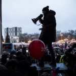 Alexey Navalny Instagram - «Самые важные люди» - дурацкое выражение. Ну как их определить? Все важные, и невозможно взвесить все факторы, определяющие важность людей. В мирное время. А сейчас, я думаю, можно сказать, что самые важные люди на планете - те, кто в Москве, Петербурге и других городах выходили и снова пойдут на антивоенные митинги. Безумного маньяка Путина быстрее всего остановит сейчас народ России, если выступит против войны. И это тяжелый марафон. Борьба на истощение. Со страхом и арестами. Но это точно не бесполезная борьба. Не символический жест отчаяния. Посмотрите даже официальную, придворную социологию. Они говорят, 71% за войну, 29% против. Даже если мы поверим в это, получается, что на старте антивоенное движение поддерживает каждый третий. И это до того, как война ударила и по нам  - санкциями и экономической катастрофой. До главного ужаса войны - гробов с сыновьями, возвращающихся к матерям. Говорю вам как телезритель. Даже официальную цифру потерь армии РФ - 498 человек - по телевизору не назвали НИ РАЗУ. Картина происходящего, рисуемая путинской пропагандой: погибших почти нет с обеих сторон, украинская армия разбежалась, разрушений почти нет, кое-где засели “банды нацистов”, но их скоро уничтожат. Украинцы встречают русские танки цветами. Жить такой картине мира - даже в головах самых тупых и упертых - осталось недолго. Все: от цен в магазинах до рыдающей соседки, чей родственник сгинул ни за что, пытаясь убить невинного, - будет напоминать о том, что идет бессмысленная бойня. Что спятивший дед Путин сейчас разрушит Украину и разорит Россию. И в этот момент каждый прозревший должен понять: я не один так думаю. Против войны с самого начала было 29%, а сейчас большинство. Мне есть к кому присоединиться. Я тоже выйду на улицу против войны. Я заставлю Путина прекратить ее. Поэтому мы с вами не имеем права прекратить этот изнурительный марафон. И нужно выходить на антивоенные митинги каждые выходные, даже если кажется, что все либо уехали, либо испугались. Даже если вы один на один, вы - тот, к которому можно присоединиться. Вы основа движения против войны и смерти. Вы - самый важный человек на планете. 13 марта, 14.00, главная площадь вашего города.